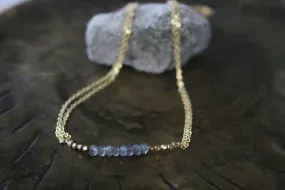 schlichte Messing Kette mit 8 Labradoriten
