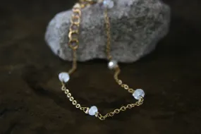 schlichtes Messing Armband mit fünf Mondsteinen