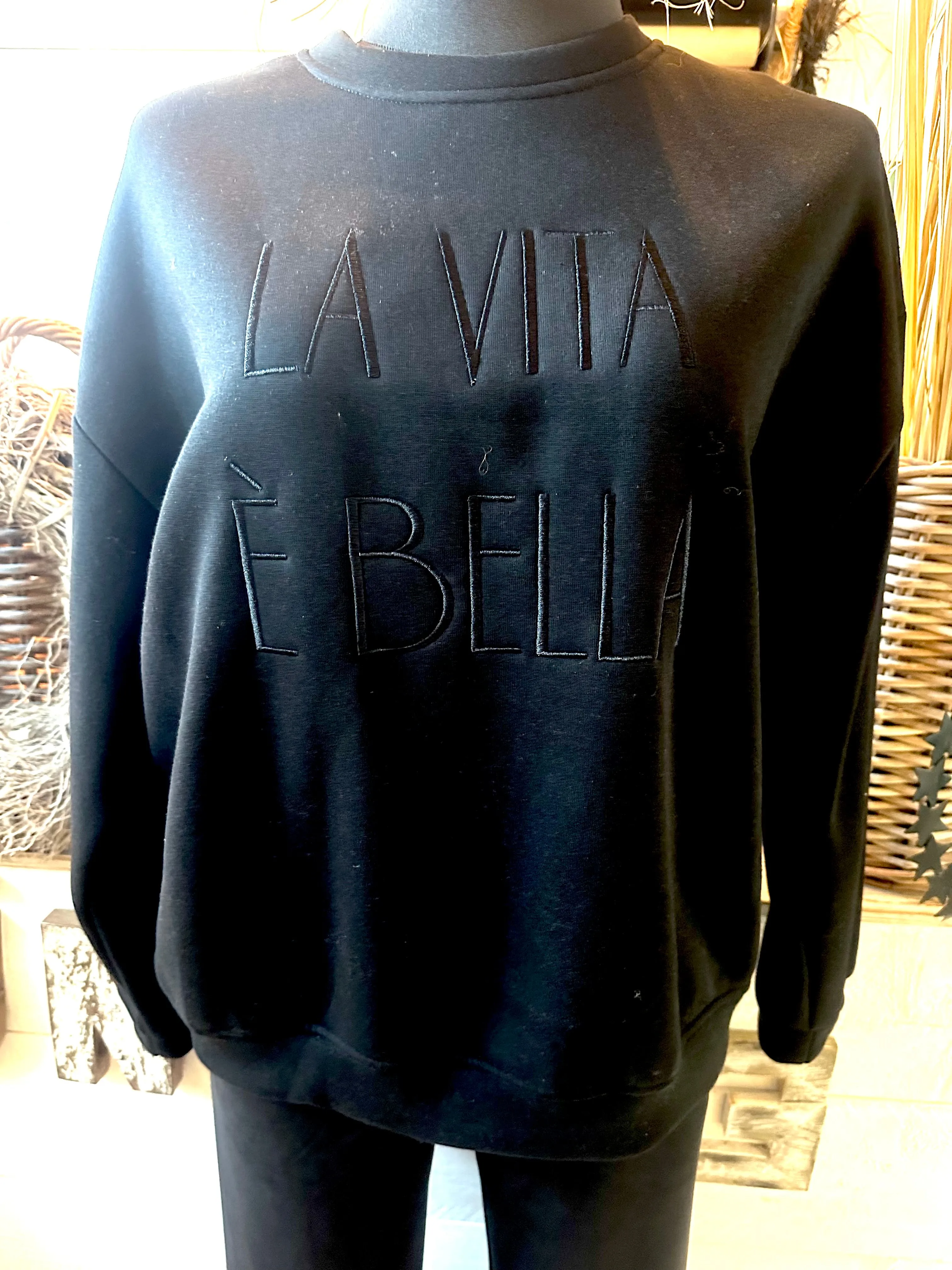 Sweatshirt mit gestickter Aufschrift La Vita E' Bella