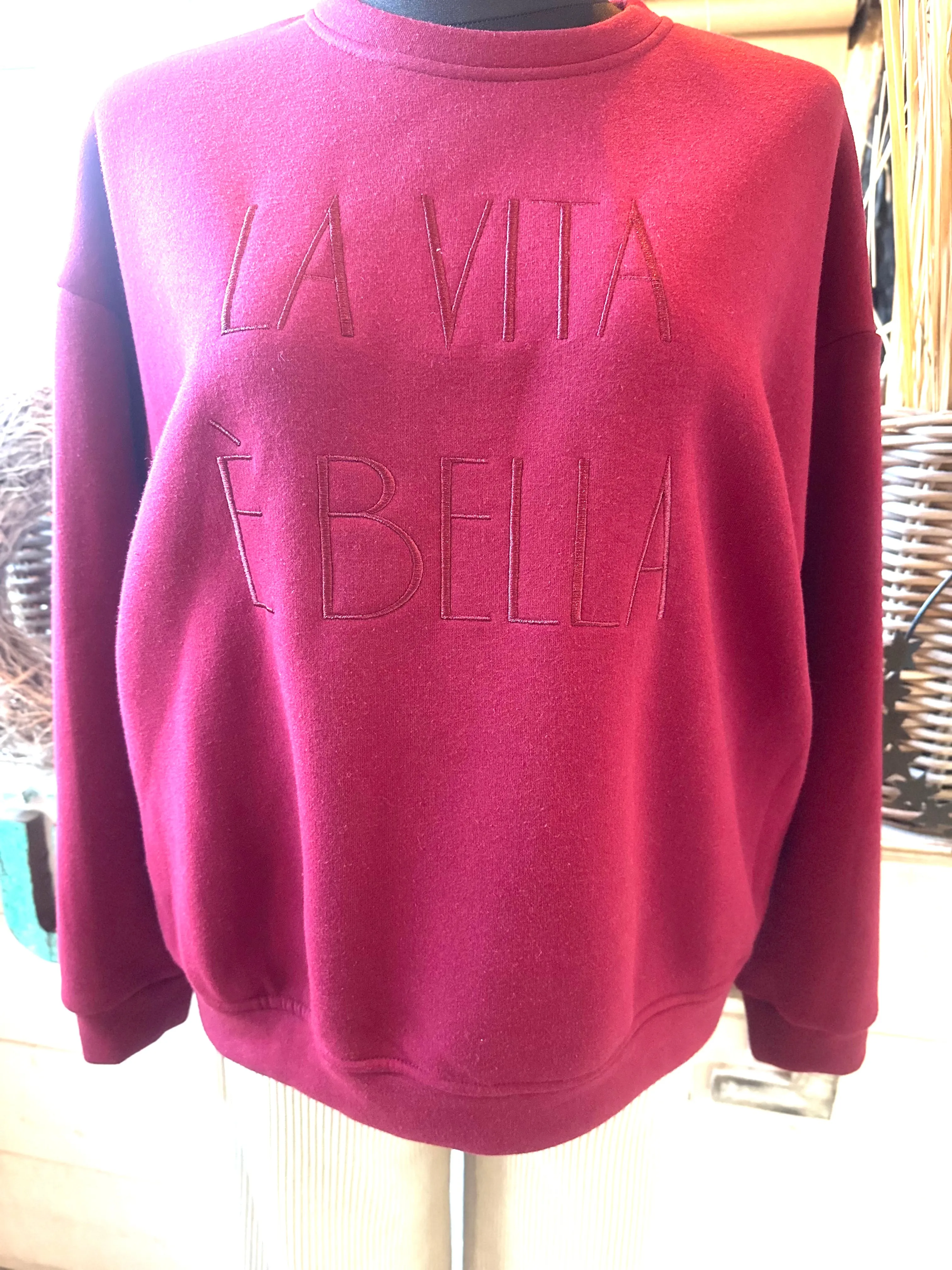 Sweatshirt mit gestickter Aufschrift La Vita E' Bella
