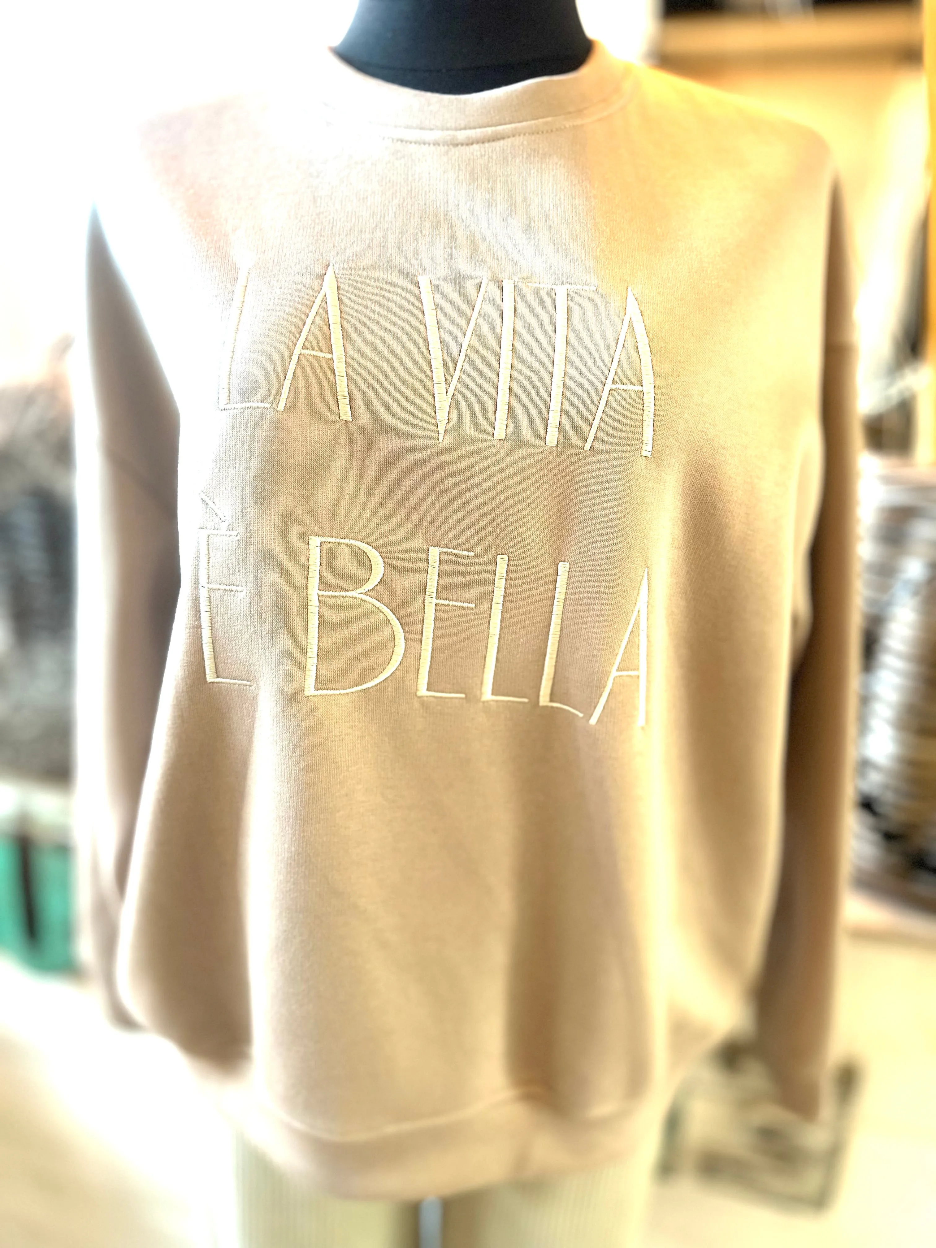 Sweatshirt mit gestickter Aufschrift La Vita E' Bella