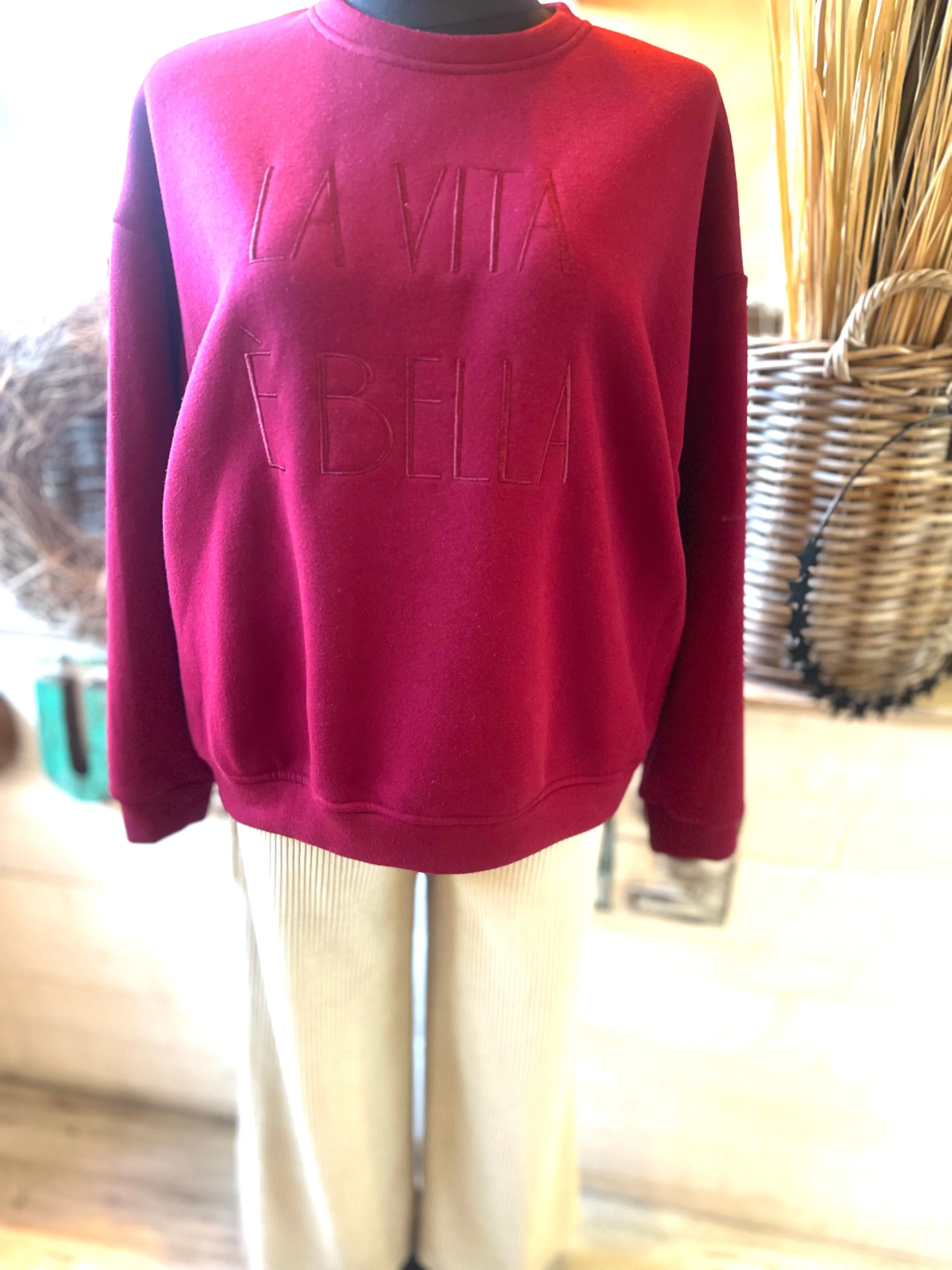 Sweatshirt mit gestickter Aufschrift La Vita E' Bella