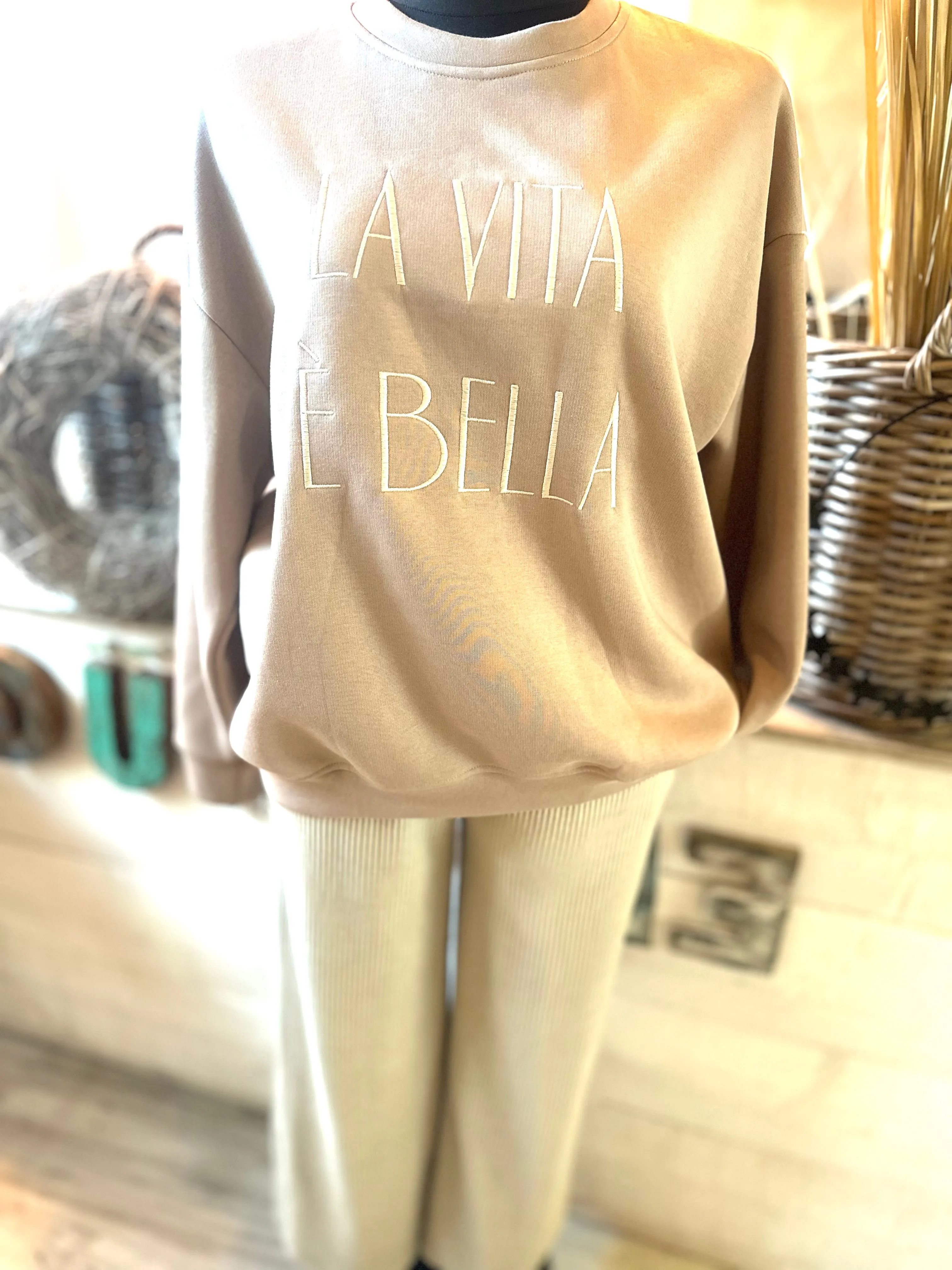 Sweatshirt mit gestickter Aufschrift La Vita E' Bella